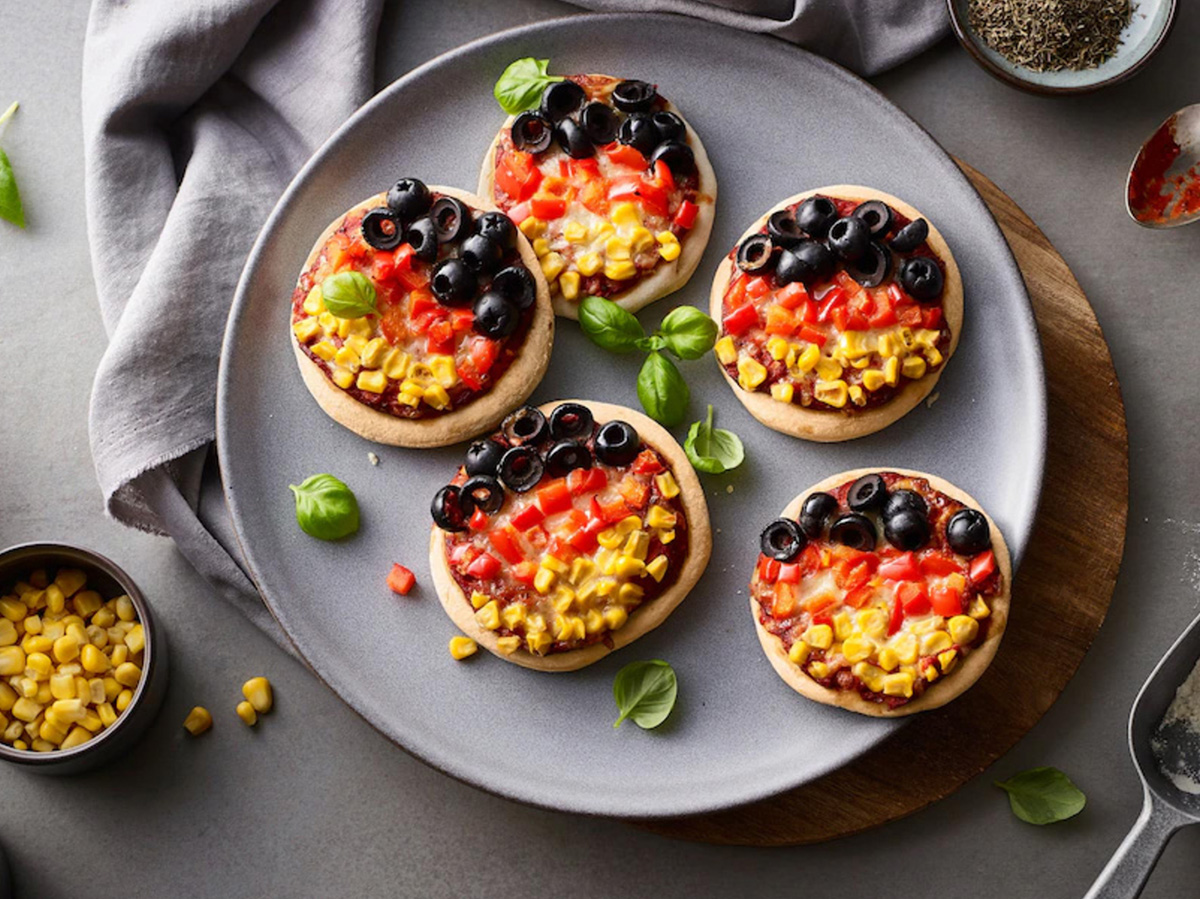 Mini-Pizzen im Schwarz-Rot-Gold–Look bei EDEKA Sommer
